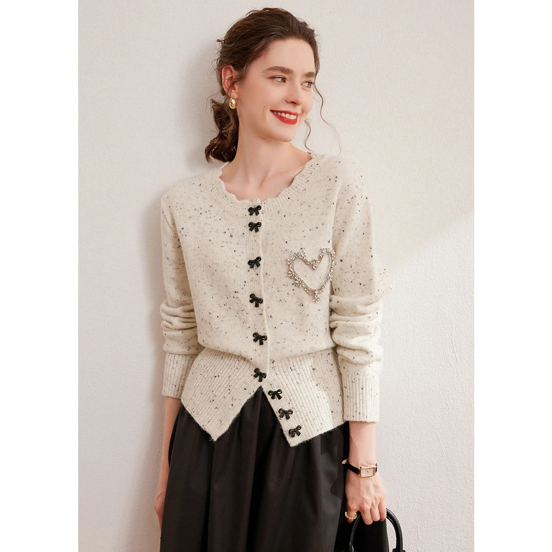 白鹿语冬款时尚微弹圆领蝴蝶结扣子毛衣BX10102