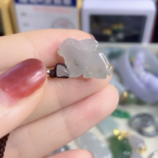 翡翠未镶嵌颈饰兔子