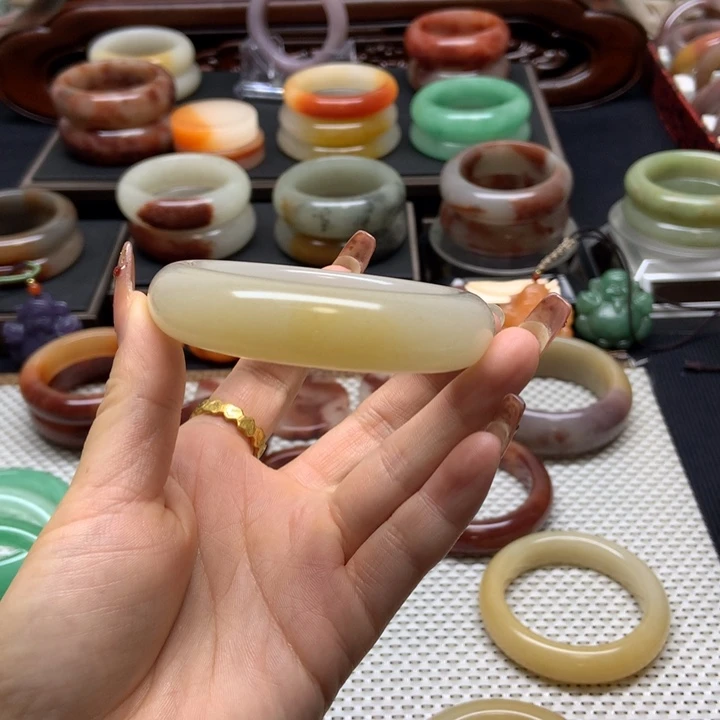 石英质玉未镶嵌手镯