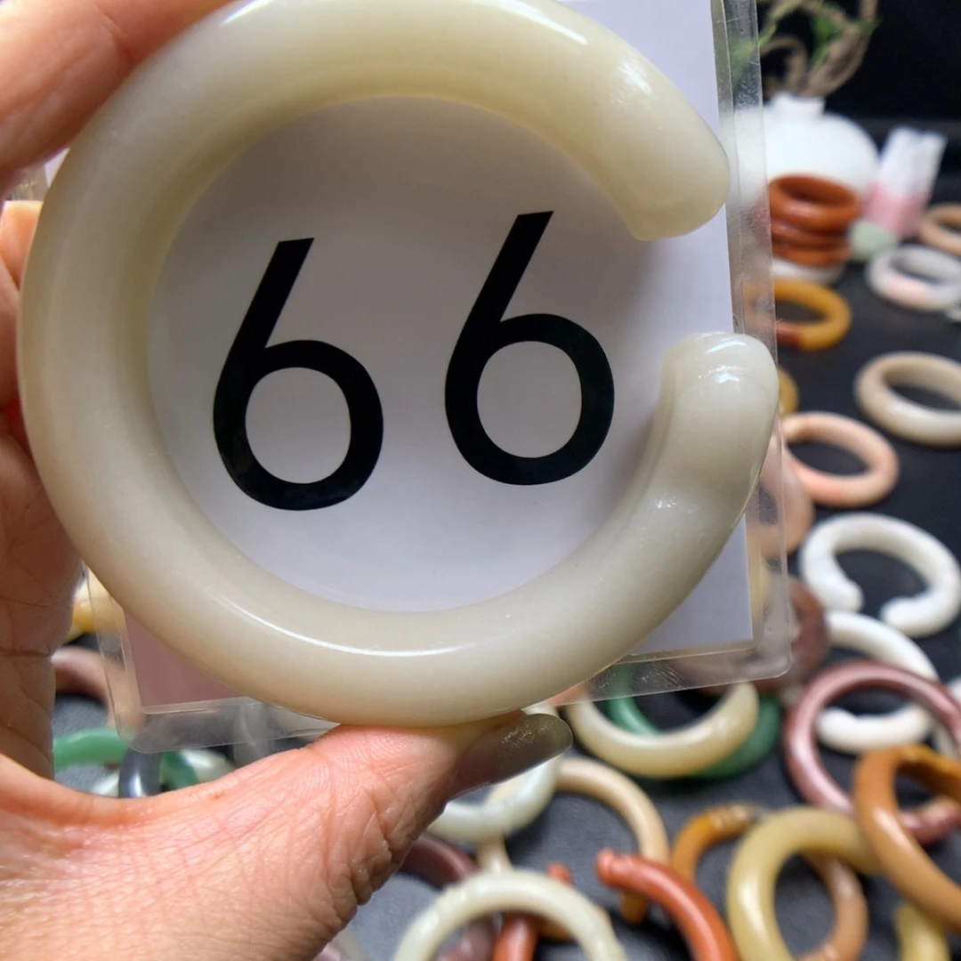 石英质玉手镯未镶嵌无****）