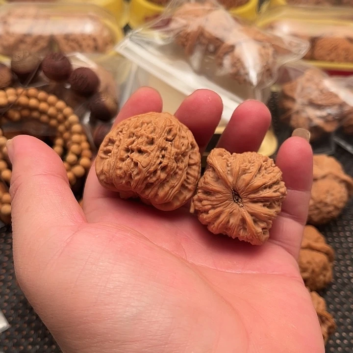 哎***磊文玩核桃吊坠狮子