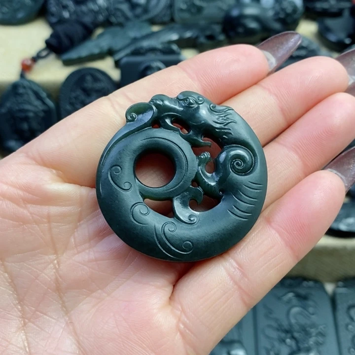 和田玉（青玉）颈饰未镶嵌双面雕刻