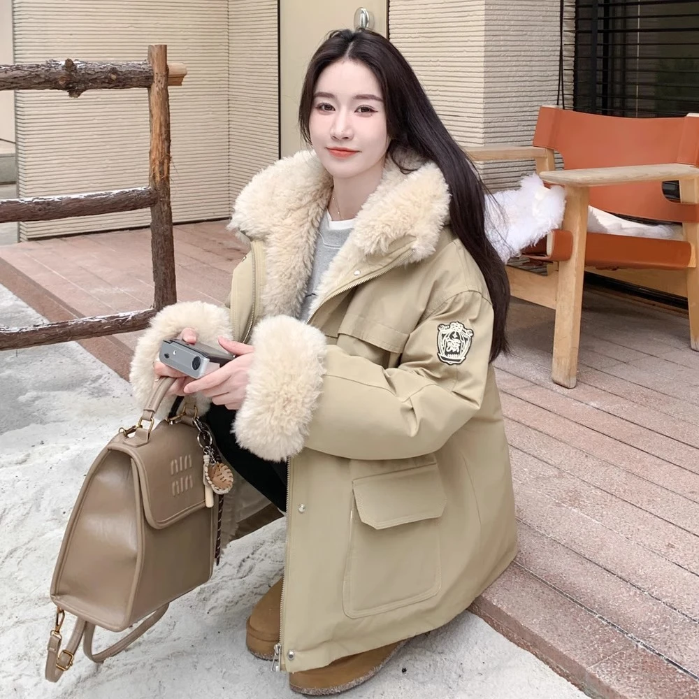 卡其色羊羔毛连帽派克服羽绒棉服女2025冬季新款休闲工装棉袄外套