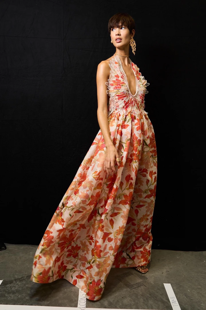 高定刺绣羽毛挂脖露背礼服连衣裙