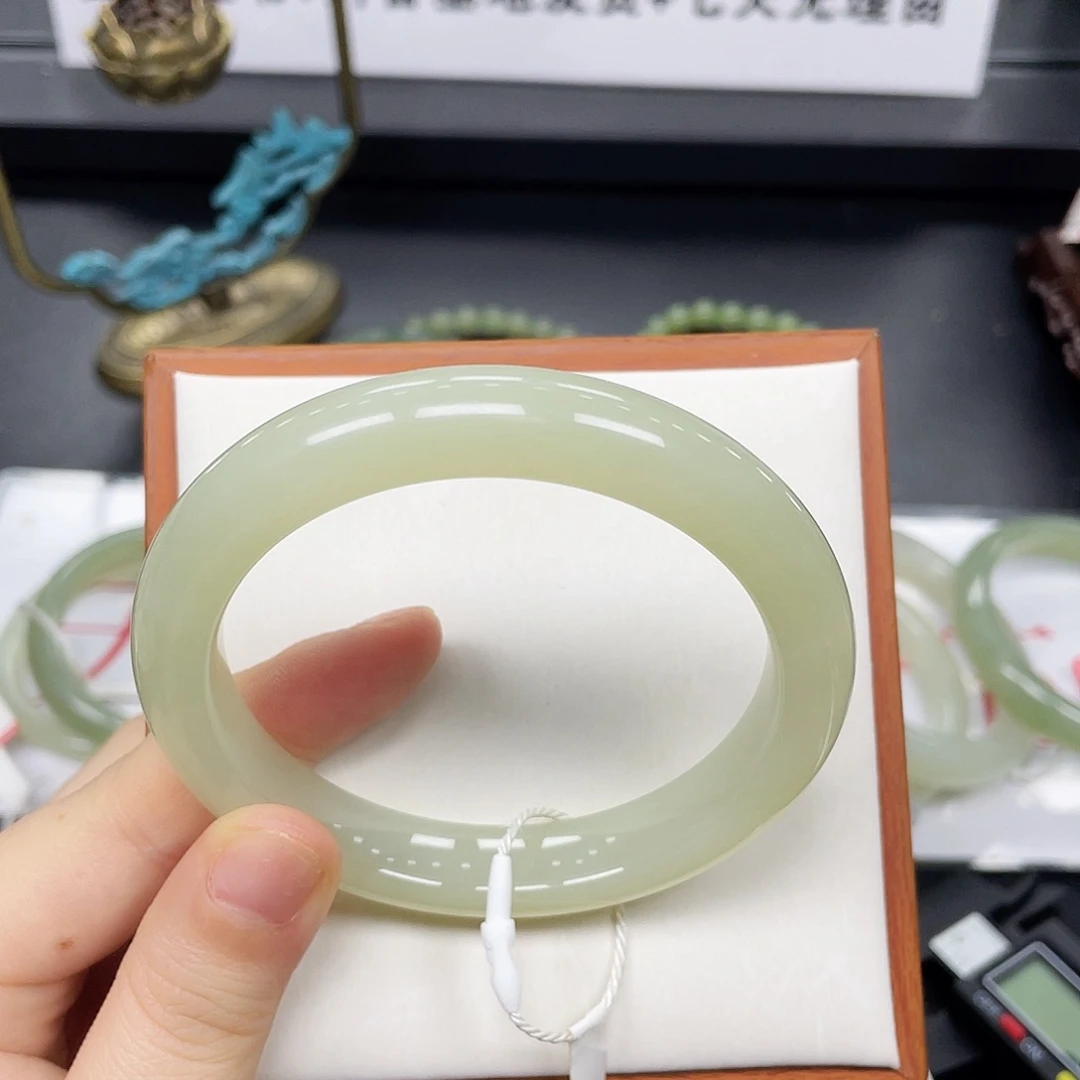 和田玉未镶嵌手镯