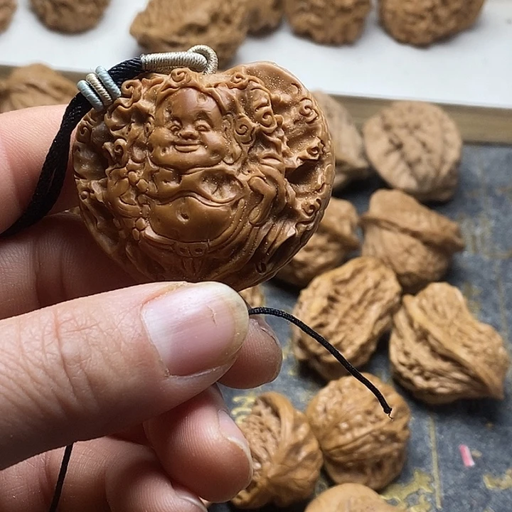 桃核吊坠雕刻压扁