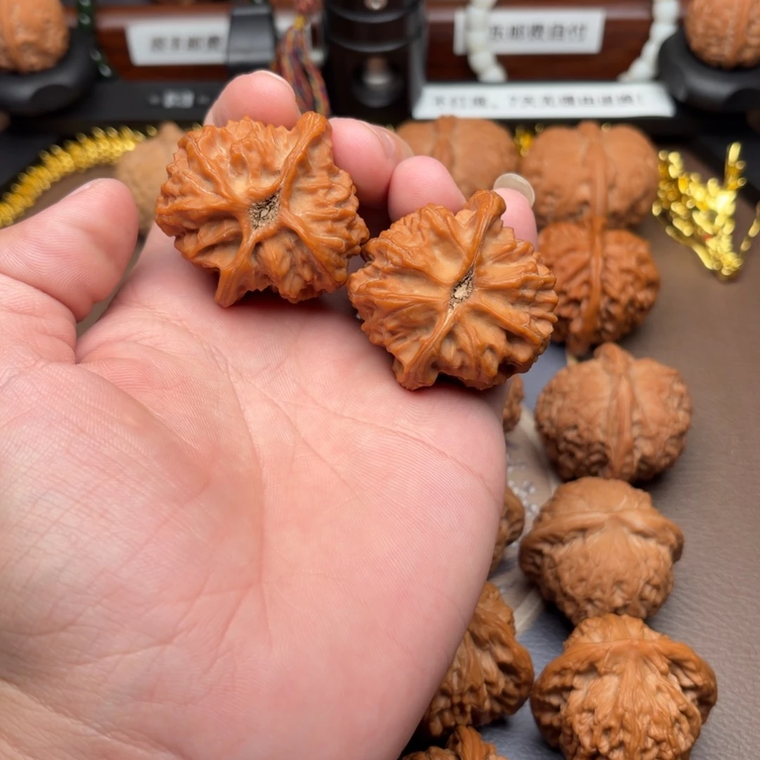 L***w文玩核桃把件梨木台狮子头