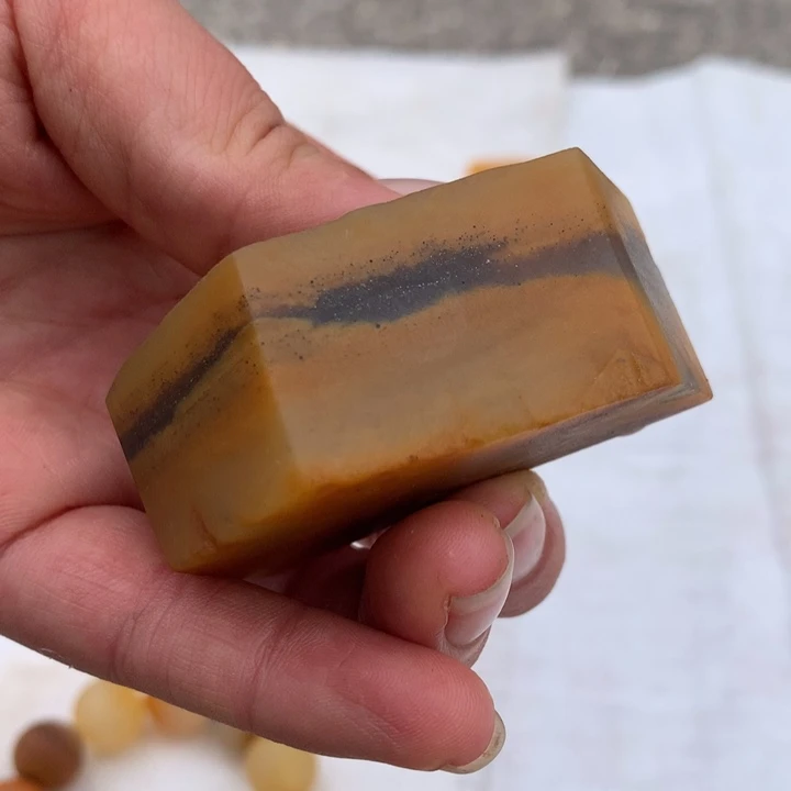 石英质玉（黄龙玉）未镶嵌颈饰