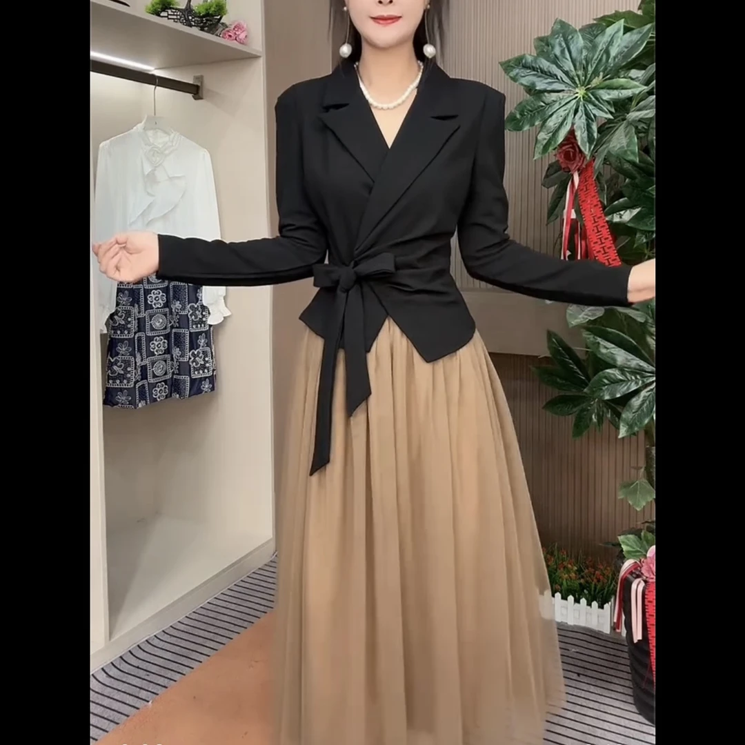高级感黑色长袖西装上衣搭配半身网纱裙秋季新款套装女