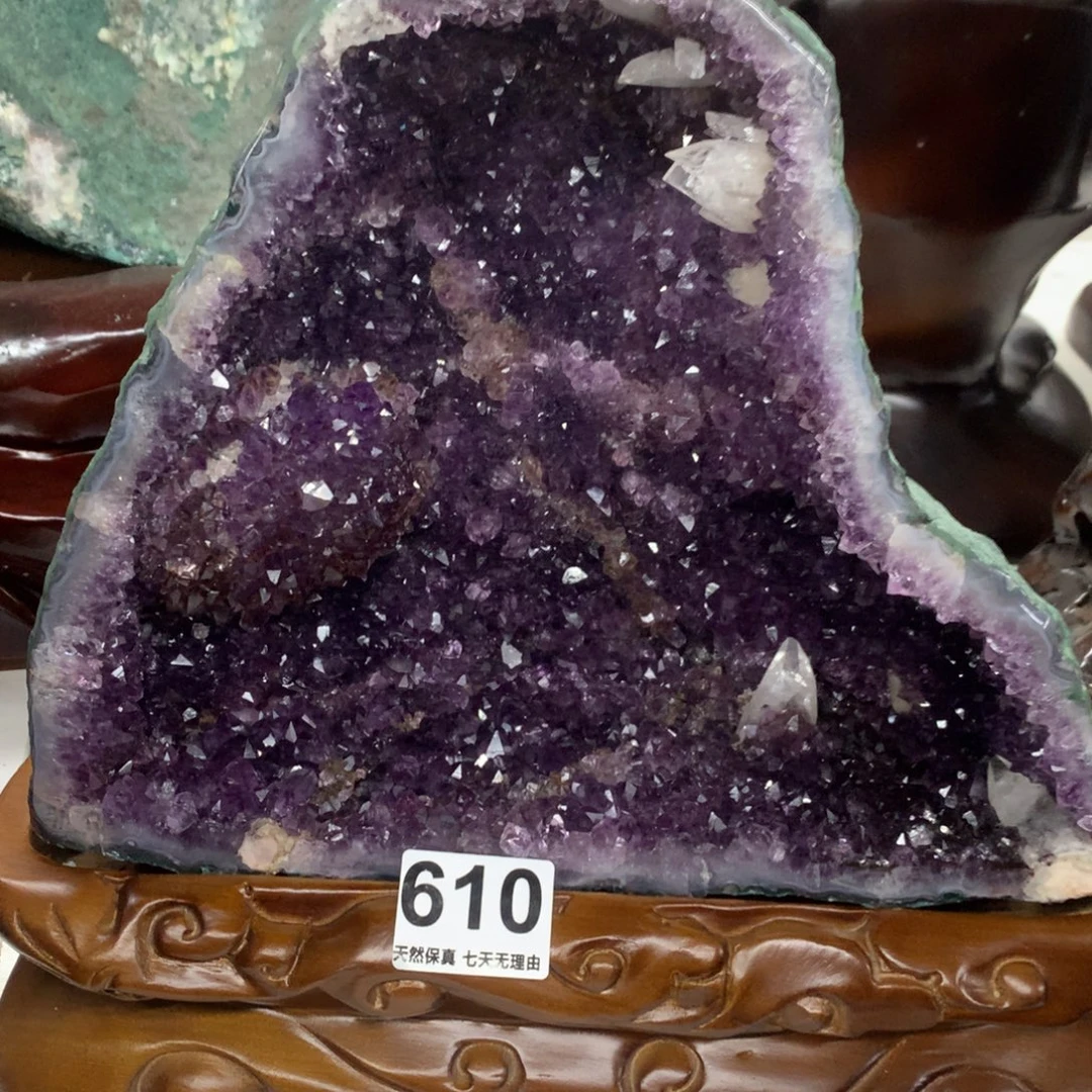 水晶摆件未镶嵌满钛金晶洞