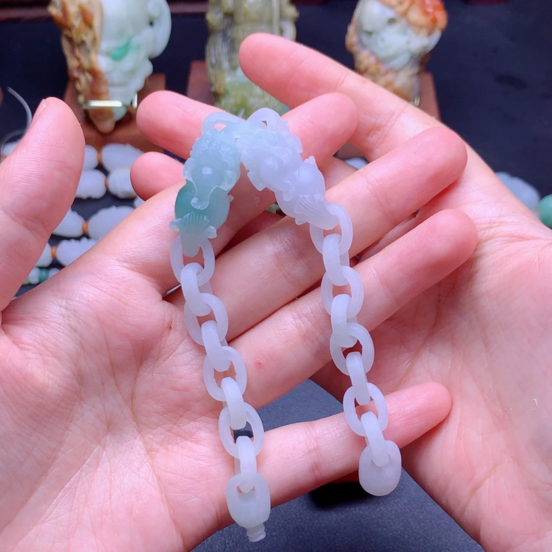 定制翡翠未镶嵌策*着翡翠