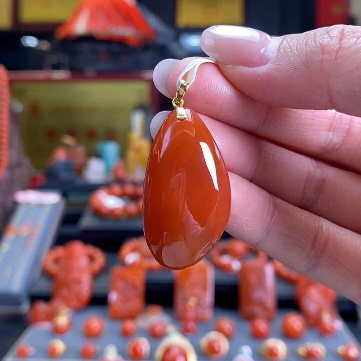 18K金镶嵌18k金镶随形吊坠南红玛瑙