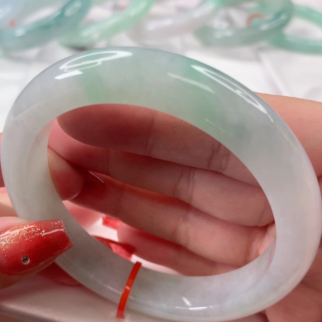 翡翠手镯未镶嵌58.9圈口 白底飘绿