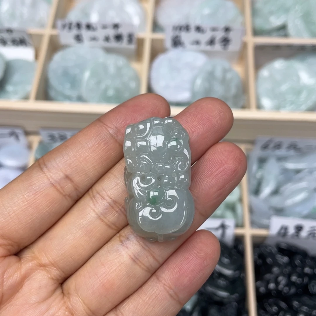 翡翠未镶嵌颈饰霸王貔貅