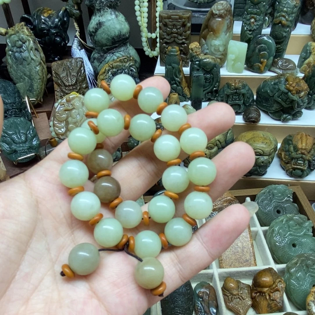 未镶嵌岫岩老玉（透闪石质玉）把件