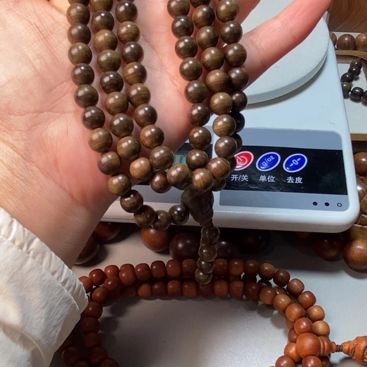 戈***L檀香木老山檀香水阴沉0.8*108，奶香