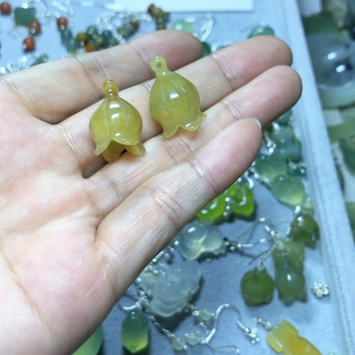 【闪购商品】蛇纹石玉耳环未镶嵌゛**?