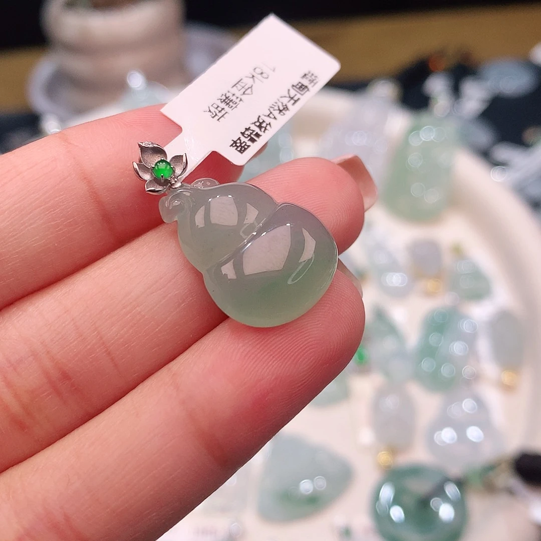 颈饰18K金镶嵌翡翠葫芦