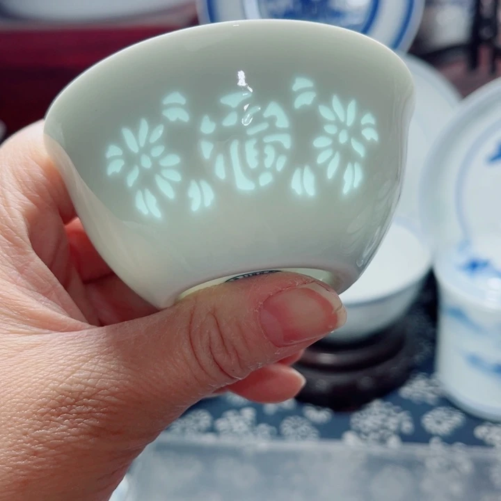 青花玲珑福字雕刻小杯