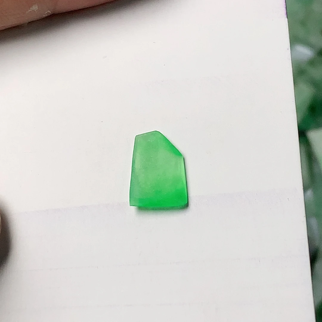 翡翠未镶嵌颈饰木讷满色料，可定制多款小精品