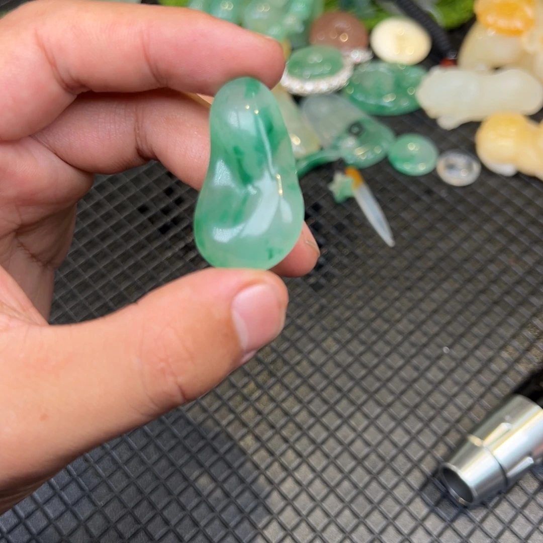 石英质玉（非洲翠）未镶嵌颈饰