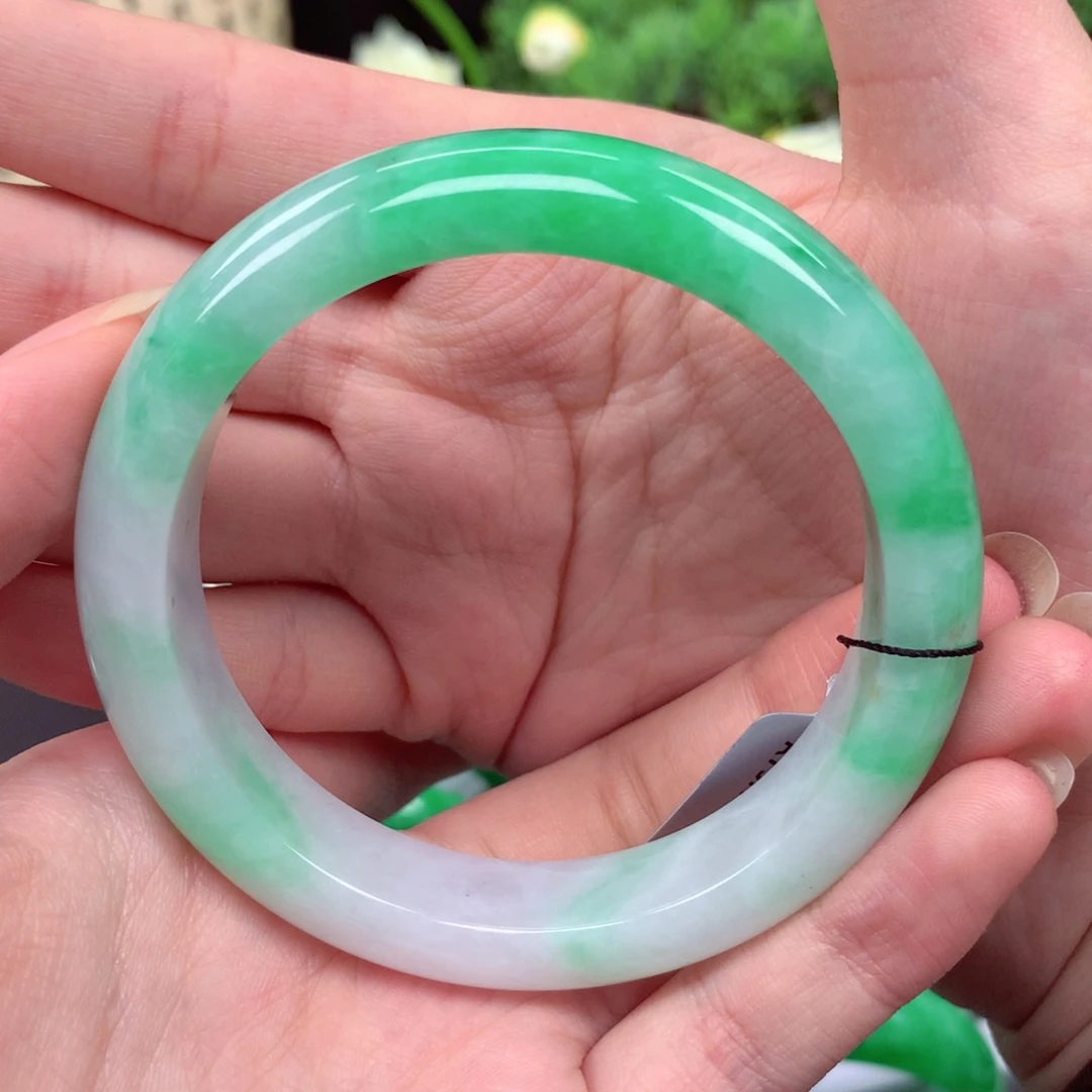 翡翠手镯未镶嵌翡翠