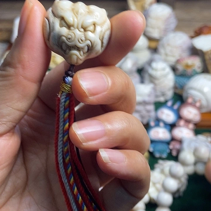 张***泼配饰鹿角雕刻一个出