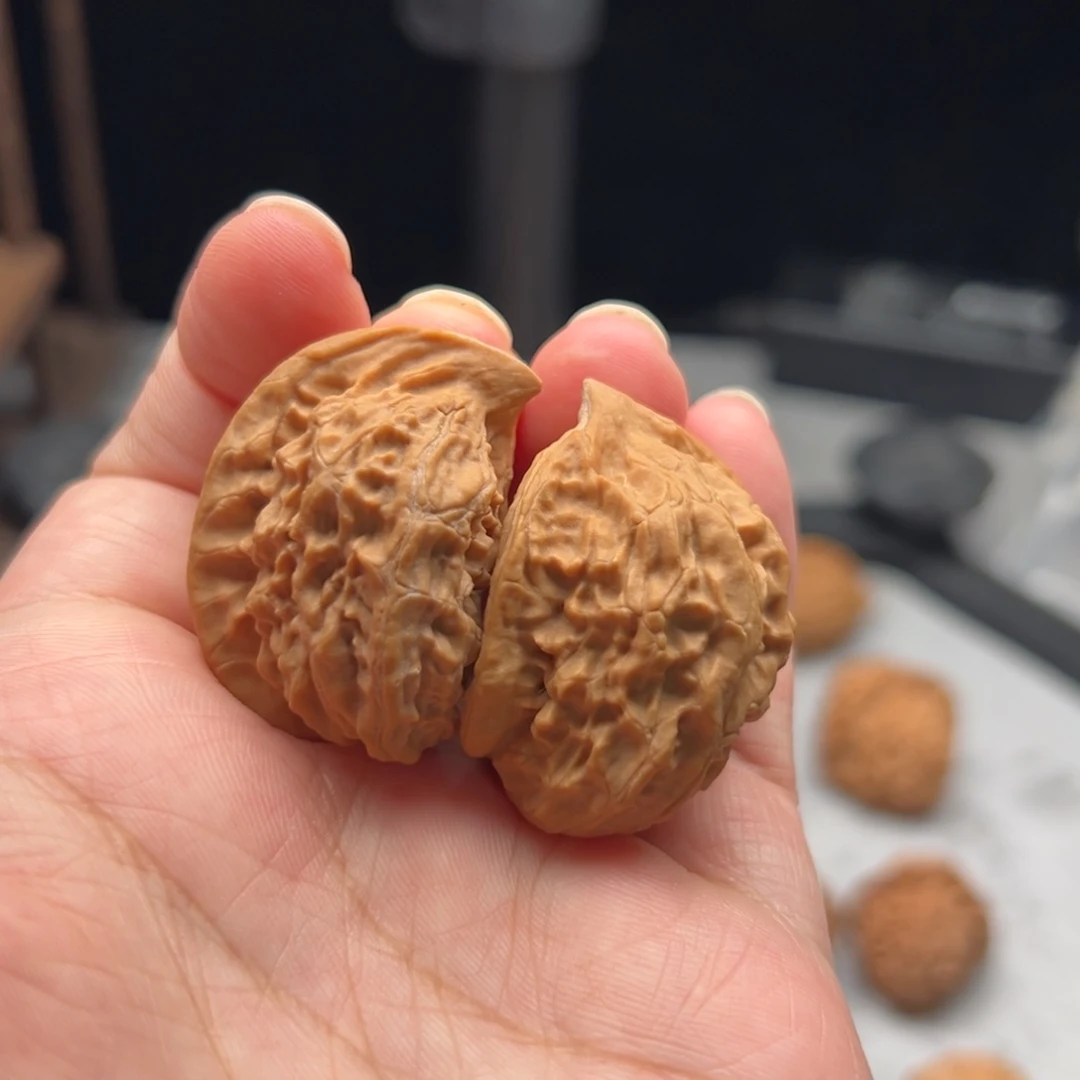 文玩核桃吊坠野生鸡心半壁50.35