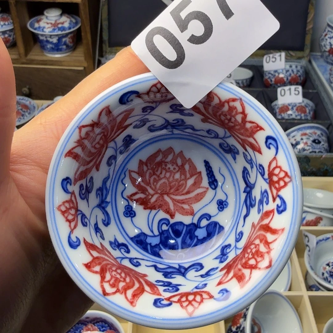 青花釉里红莲花压手杯