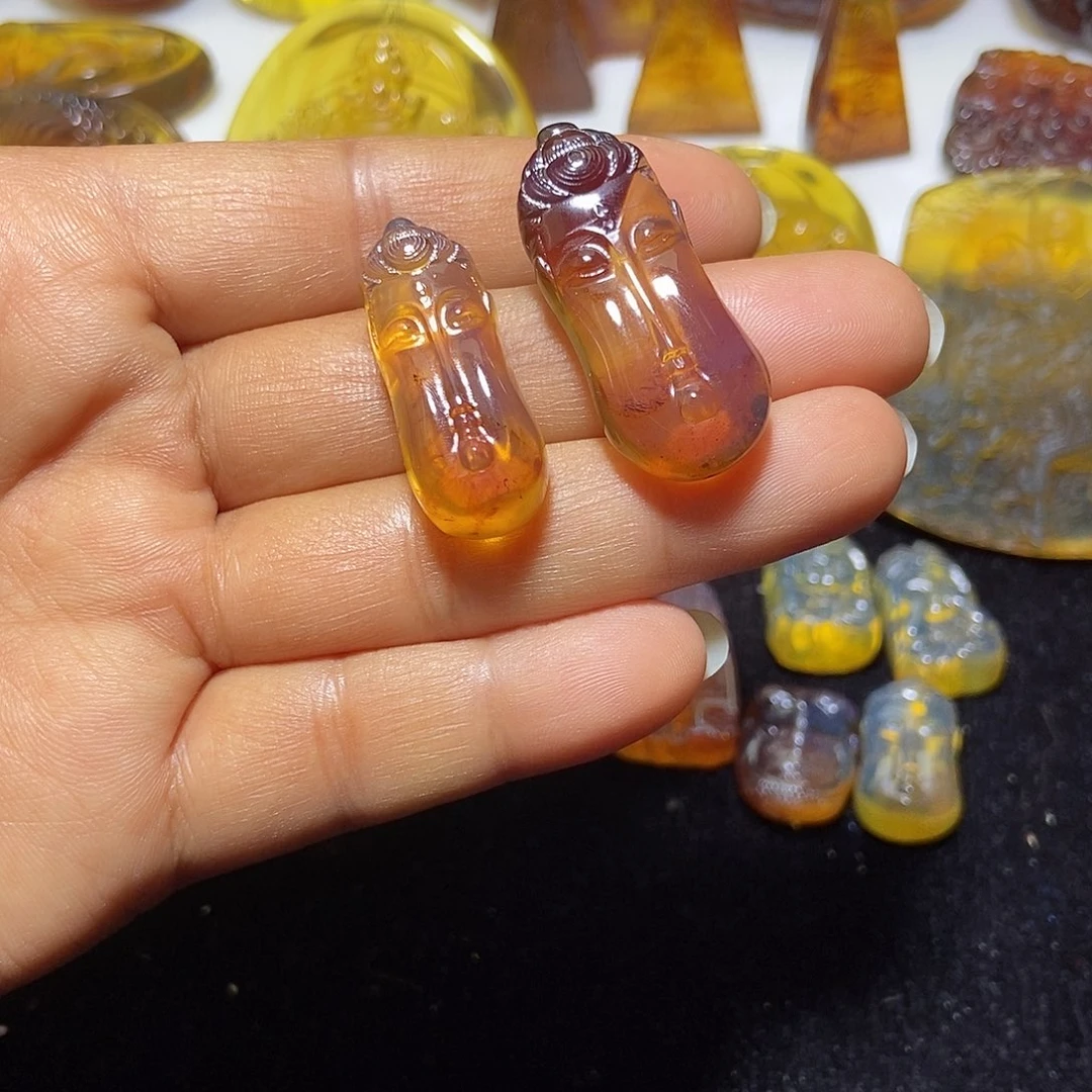 琥珀未镶嵌颈饰长脸佛  51