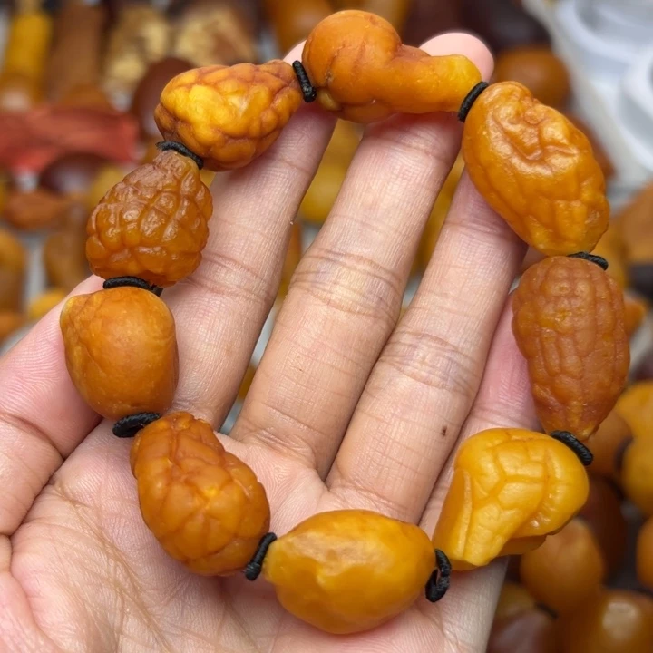 月***鞠琥珀颈饰未镶嵌天然蜜蜡