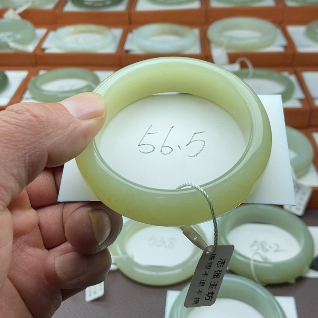 和田玉未镶嵌手镯