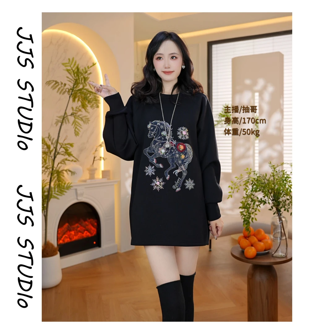 5121101『星钻小马驹』2025秋冬原创重工水钻高定宽松长袖卫衣裙