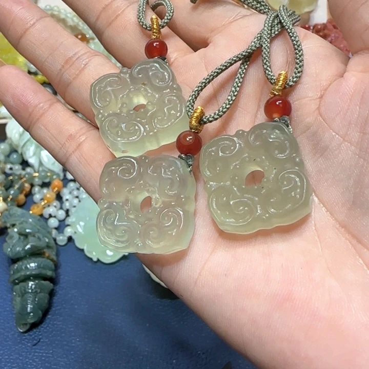 未镶嵌蛇纹石玉吊坠