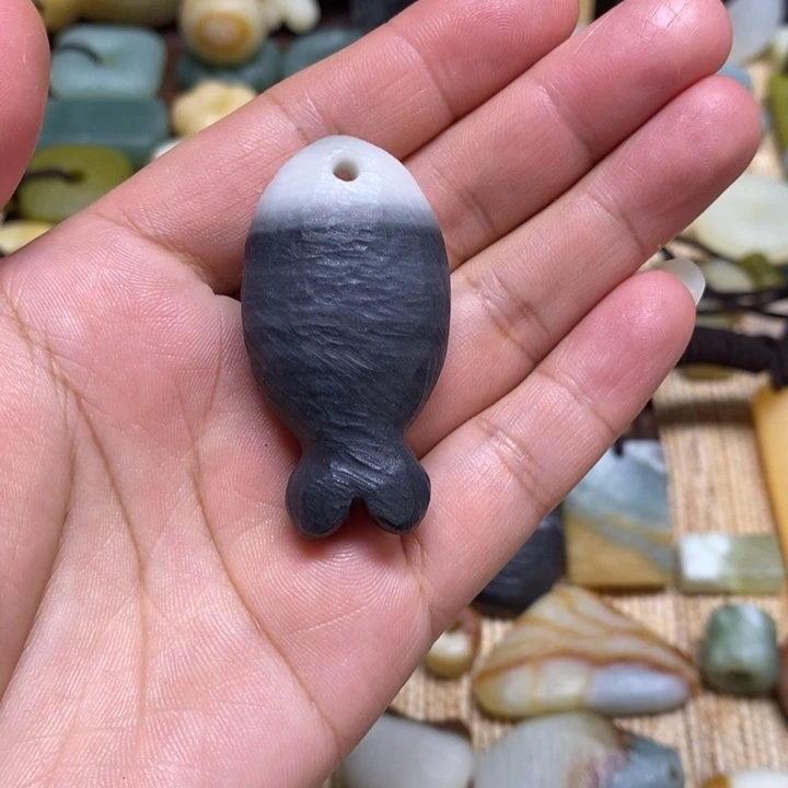 壹***_蛇纹石玉未镶嵌颈饰