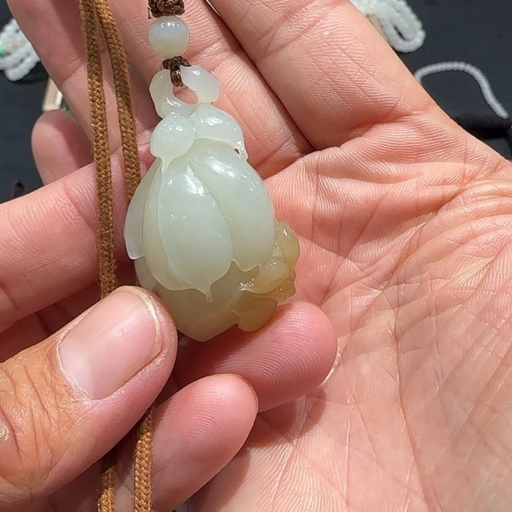 和田玉未镶嵌颈饰新疆且末白