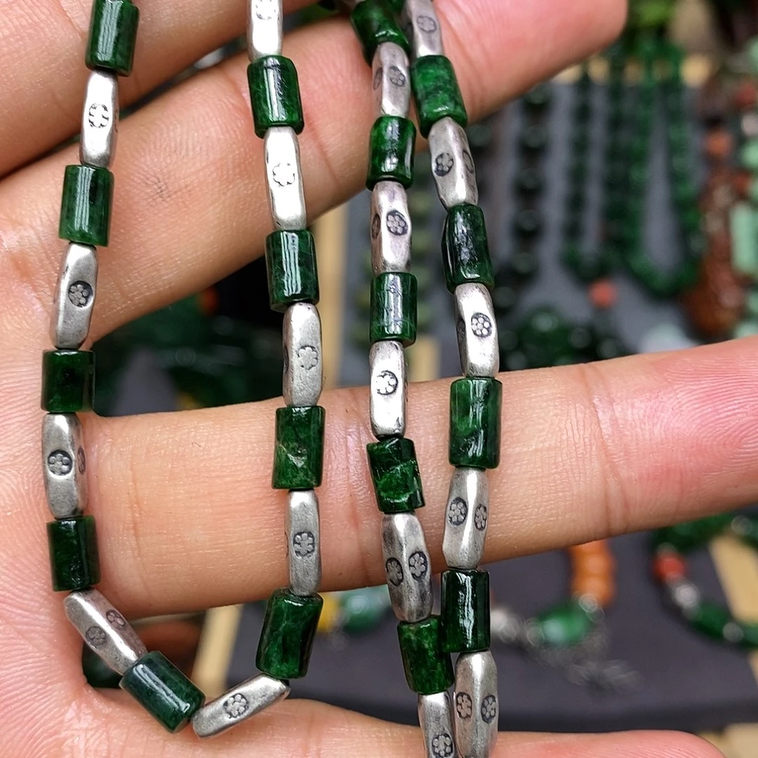 翡翠未镶嵌颈饰漂亮美眉