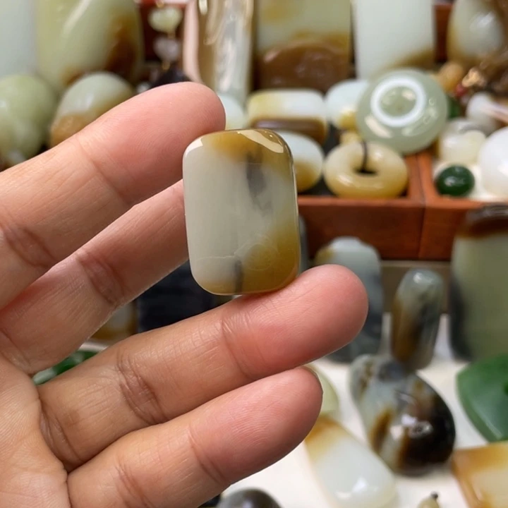 和田玉未镶嵌颈饰