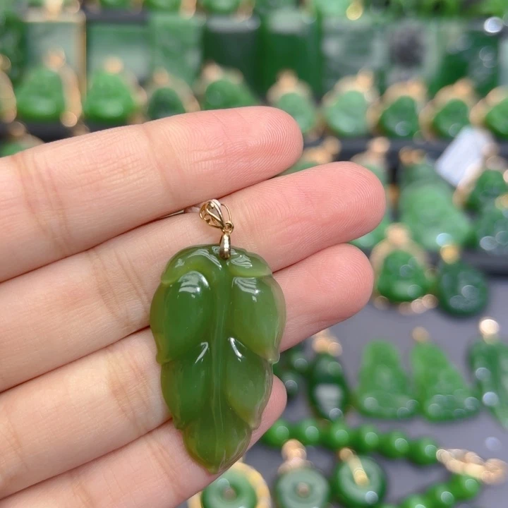 颈饰18K金镶嵌和田玉（碧玉）