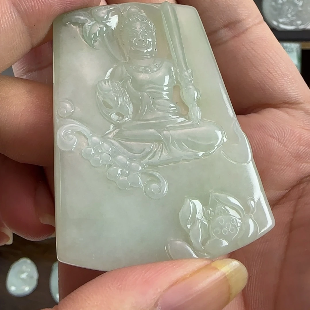 翡翠18K金镶嵌颈饰观音