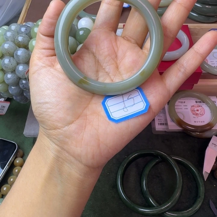 和田玉（糖玉）未镶嵌手镯