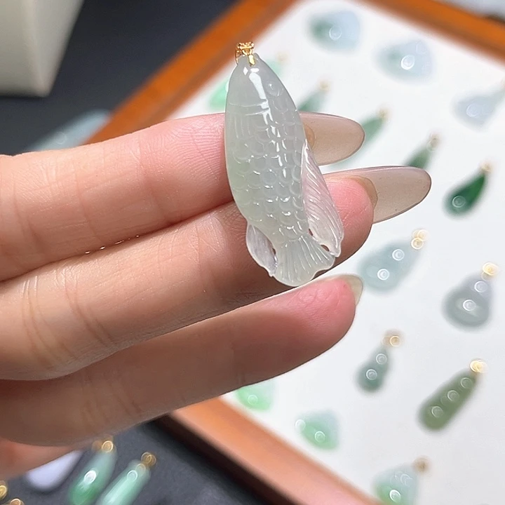 翡翠18K金镶嵌颈饰