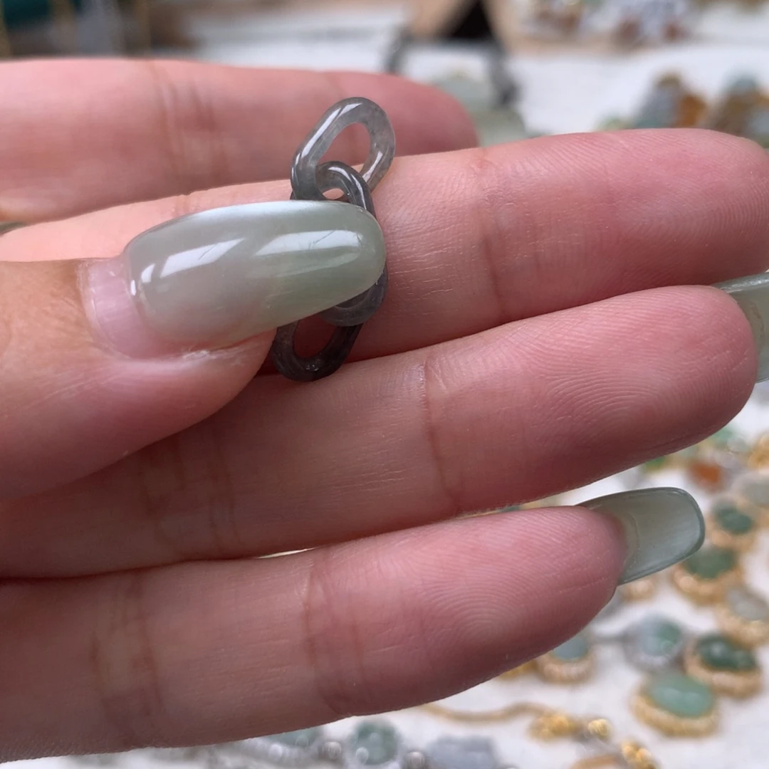 颈饰未镶嵌翡翠?**糖三环