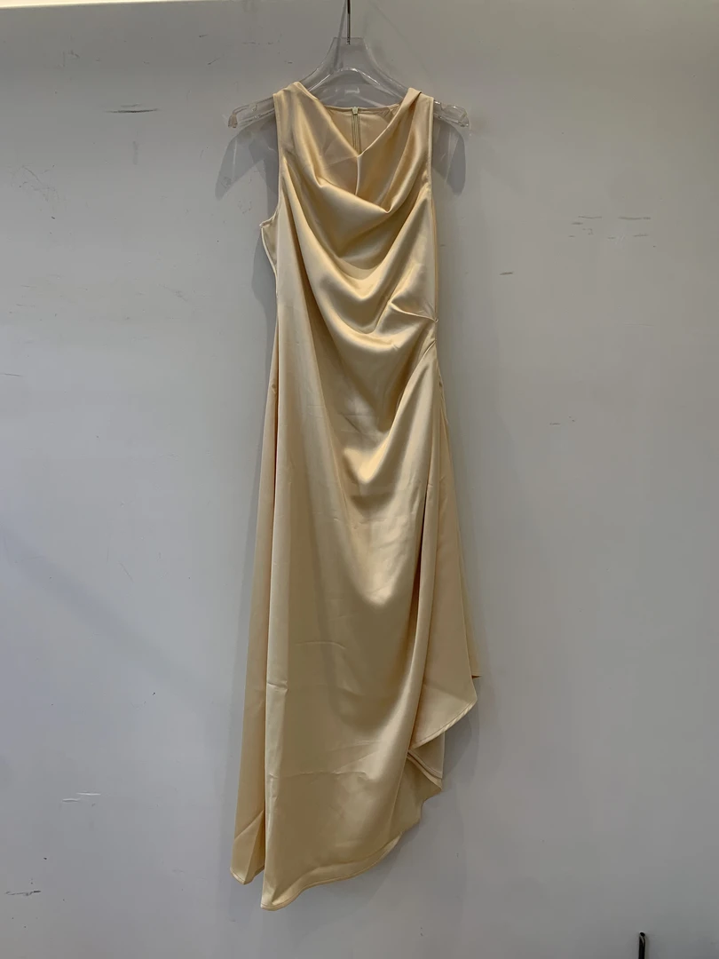 FAMO女装 2025夏装时尚褶皱设计斜肩连衣裙女装 888