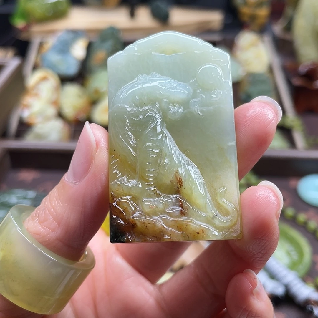 蛇纹石玉颈饰未镶嵌花玉老虎