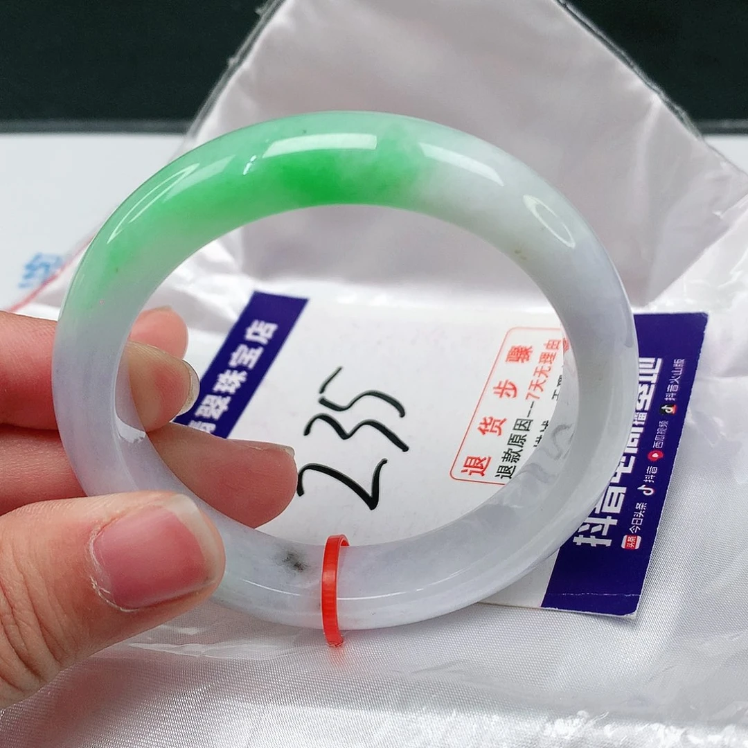 翡翠手镯未镶嵌翡翠