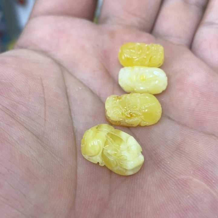 蜜蜡未镶嵌裸石吊坠