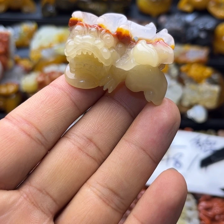 石英质玉（黄龙玉）未镶嵌颈饰