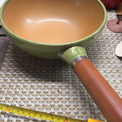 微瑕，明火，口径24高度9黑点变形，无盖