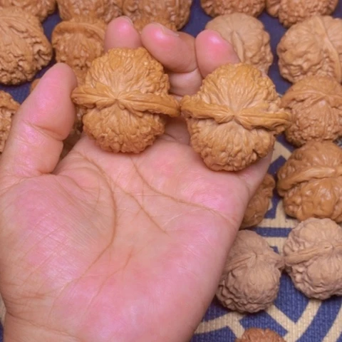 【闪购商品】文玩核桃吊坠团****爸白狮子45